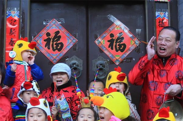 立春日戴春鸡、佩燕子习俗